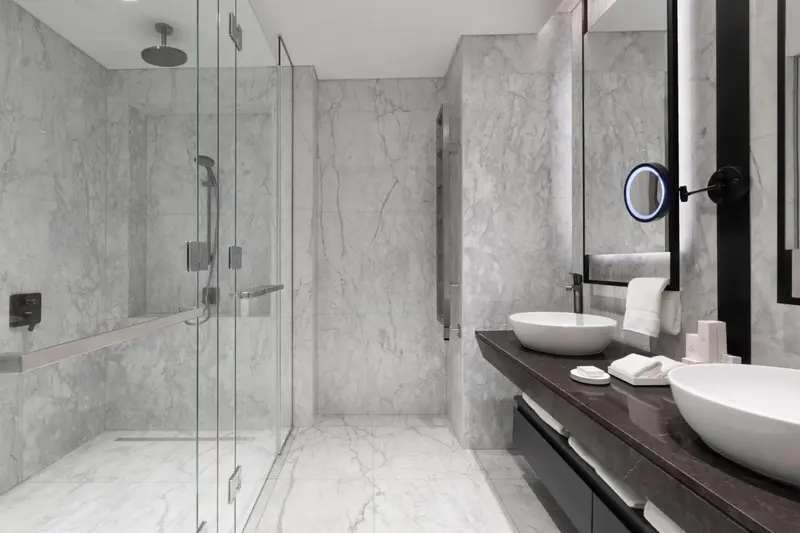Une salle de bain moderne avec une douche à l'italienne et un double vasque.