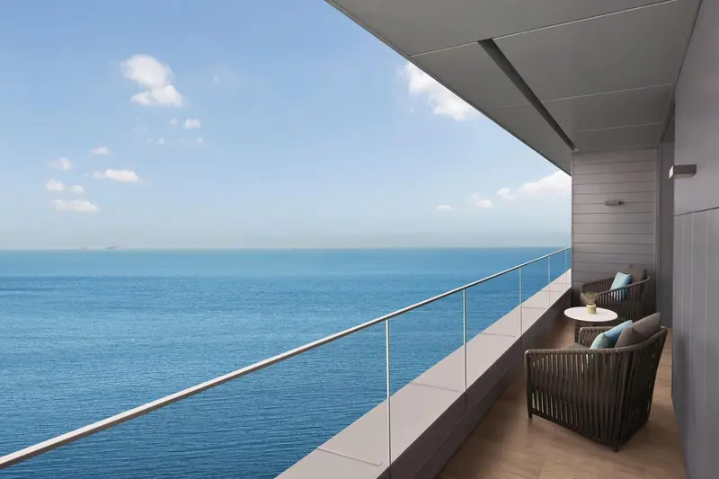 Terrasse avec mobilier d'extérieur donnant sur la mer.