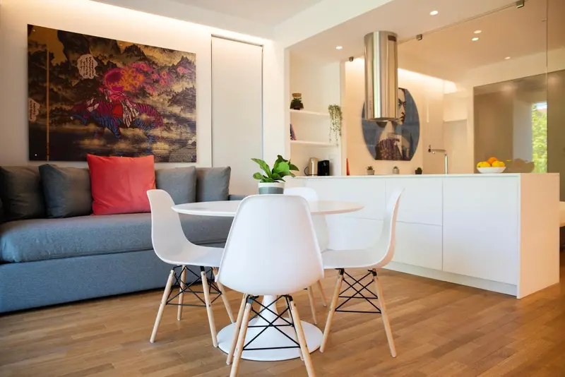 Un espace de vie lumineux avec un coin repas et une cuisine ouverte.