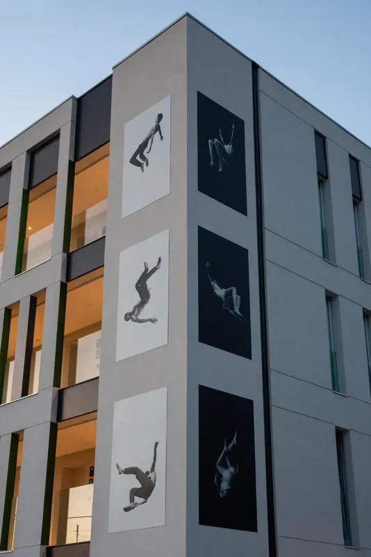 Façade moderne d'un bâtiment ornée de silhouettes de plongeurs.