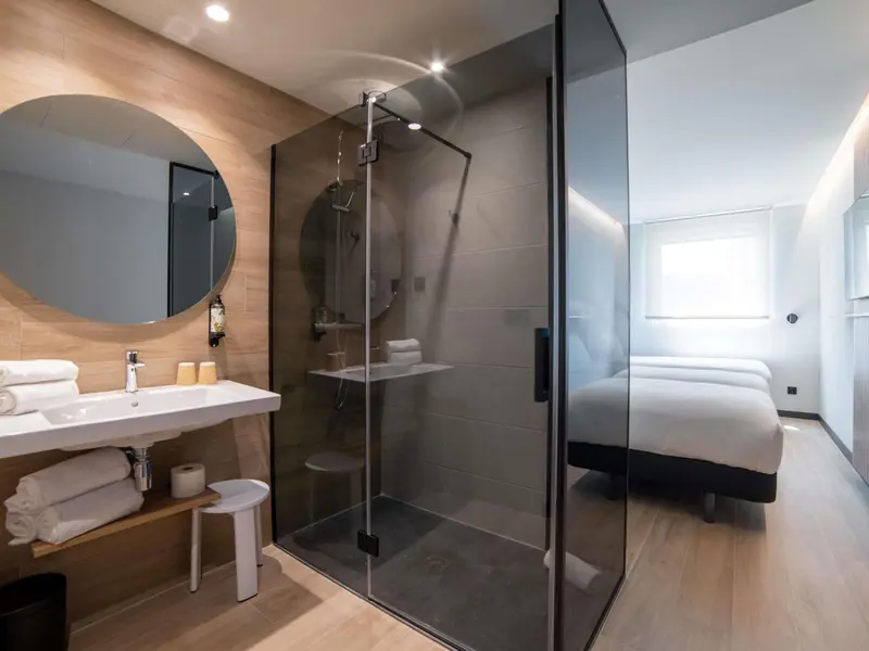 Une salle de bain moderne avec douche à l'italienne et vasque.