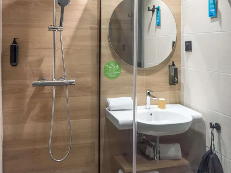 Une salle de bain moderne avec douche à l'italienne et vasque.