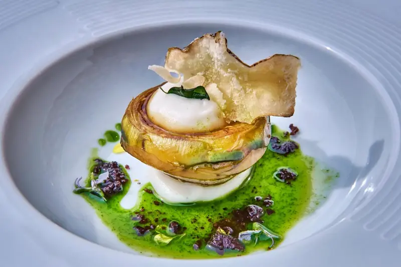 Assiette raffinée avec une présentation culinaire créative.