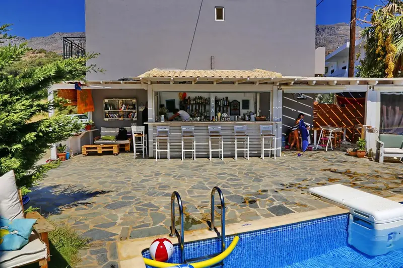 Un espace extérieur avec un bar et une piscine.