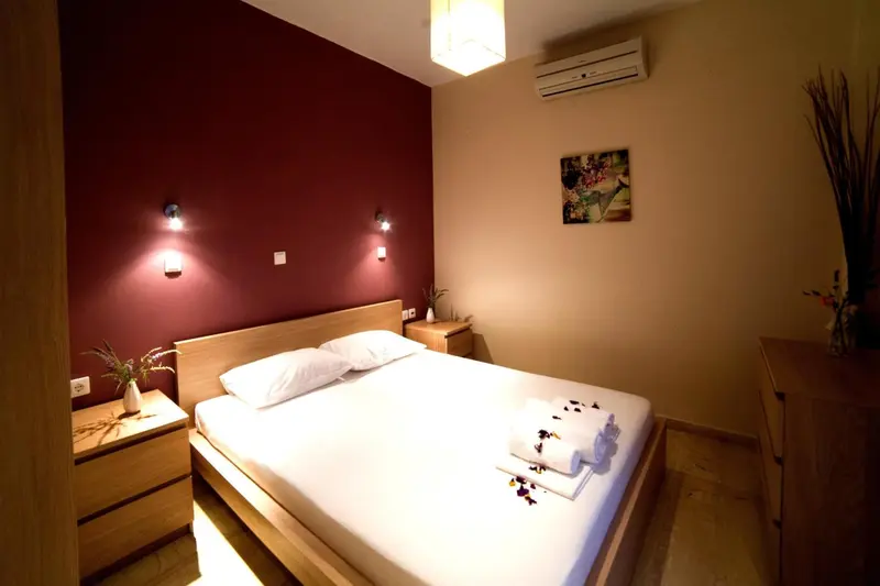 Une chambre à coucher avec un lit double et des luminaires muraux.