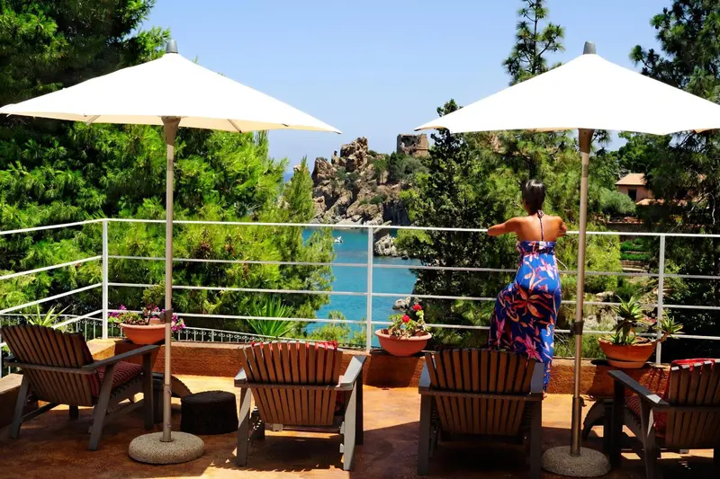 Terrasse avec mobilier d'extérieur et vue sur la mer.