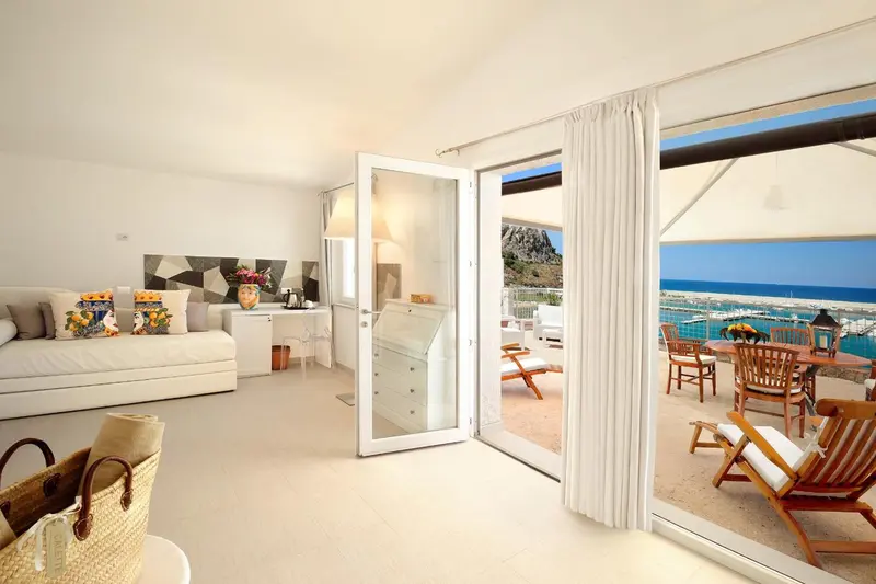 Interieur lumineux donnant sur une terrasse avec vue mer.