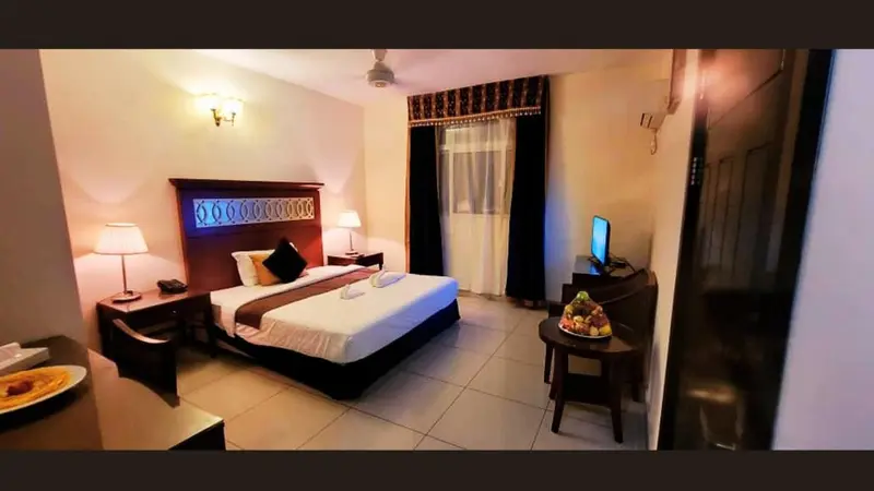 Une chambre d'hôtel avec un grand lit et une décoration soignée.