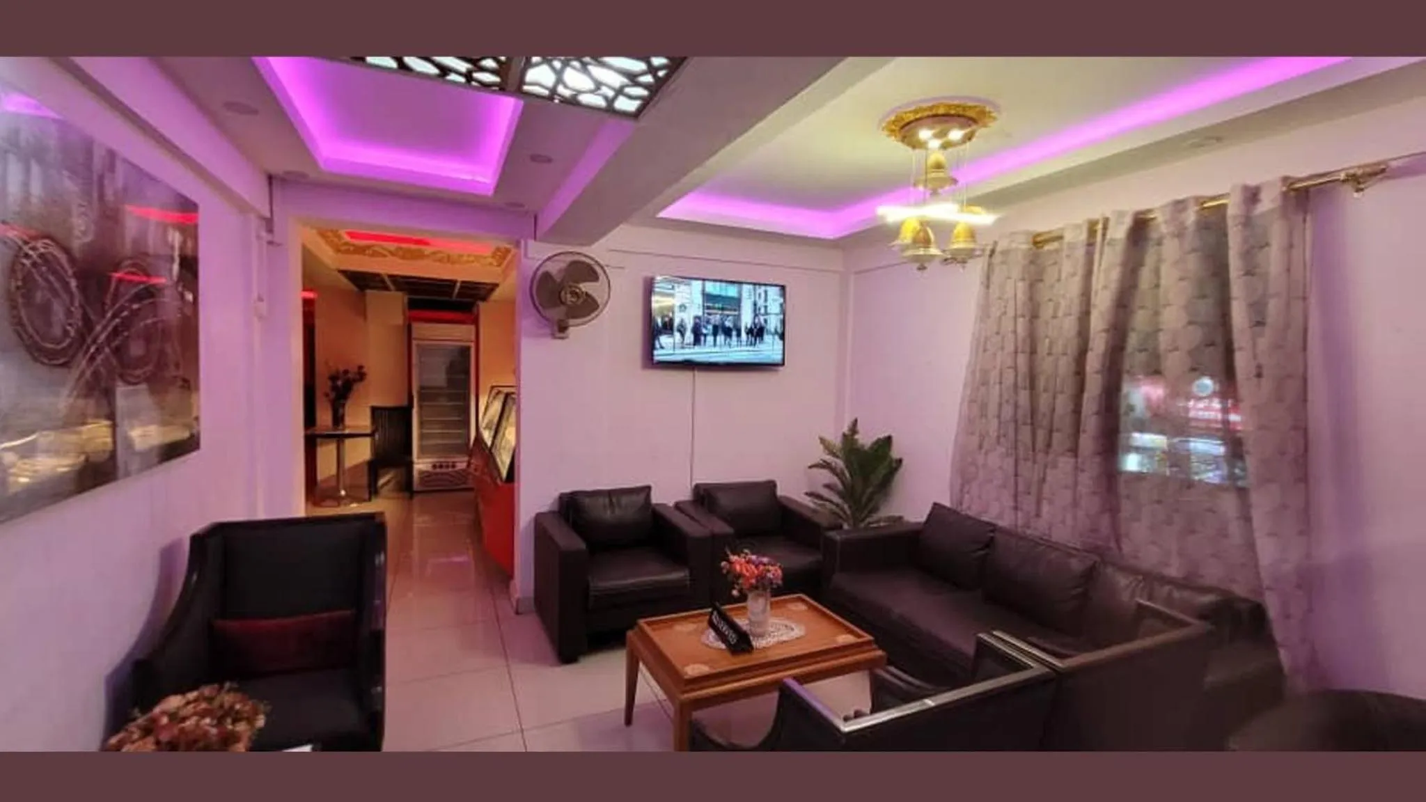Un espace de détente intérieur avec des canapés et des fauteuils.