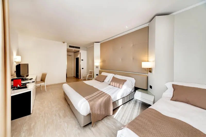 Une chambre lumineuse avec un grand lit et un espace détente.