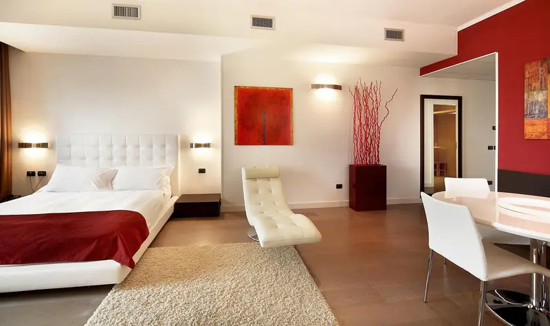Une chambre moderne avec un grand lit et un espace repas.