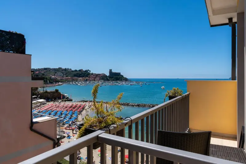 Vue dégagée sur une baie ensoleillée depuis un balcon fleuri.