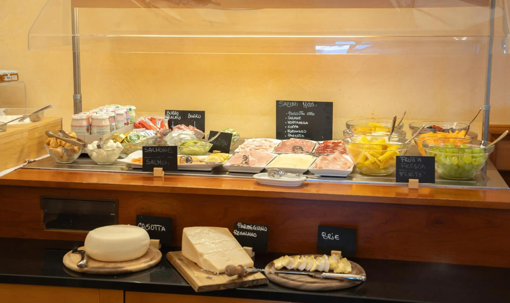 Un buffet propose une variété de charcuteries, de fromages et de fruits.