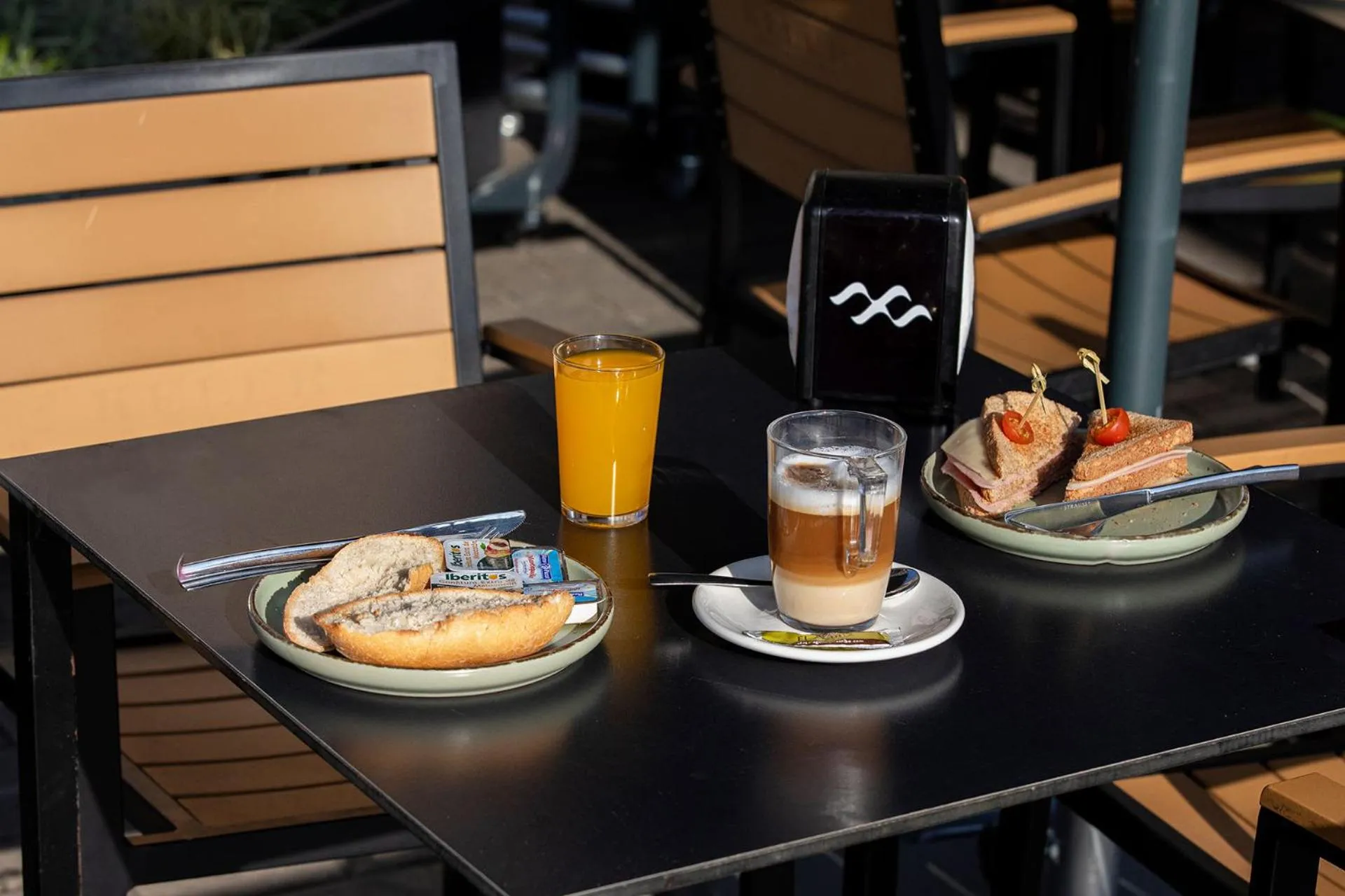 Une table est dressée avec des boissons et des collations.