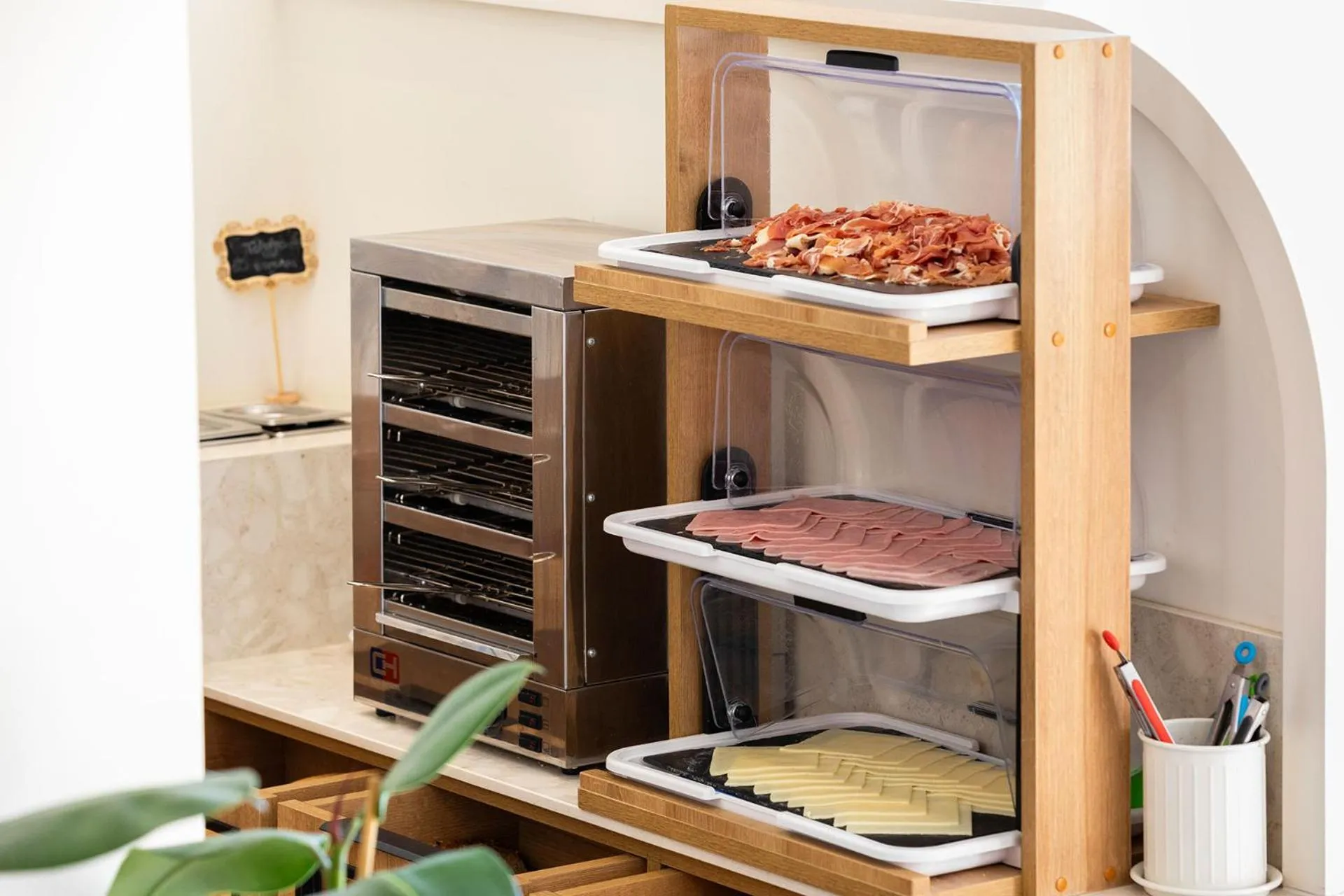 Présentation de charcuterie sur un buffet.