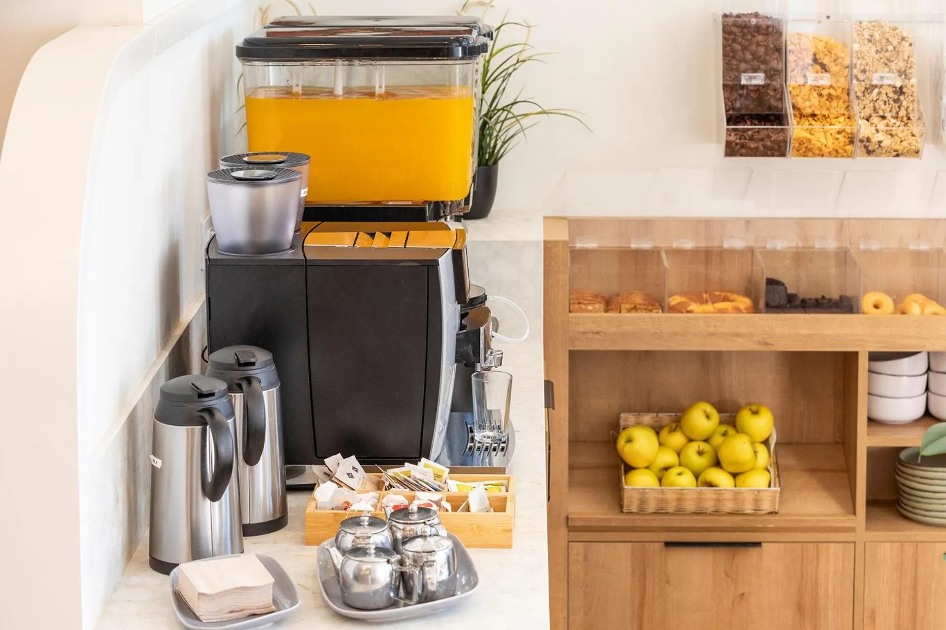 Un buffet propose des boissons et des céréales.