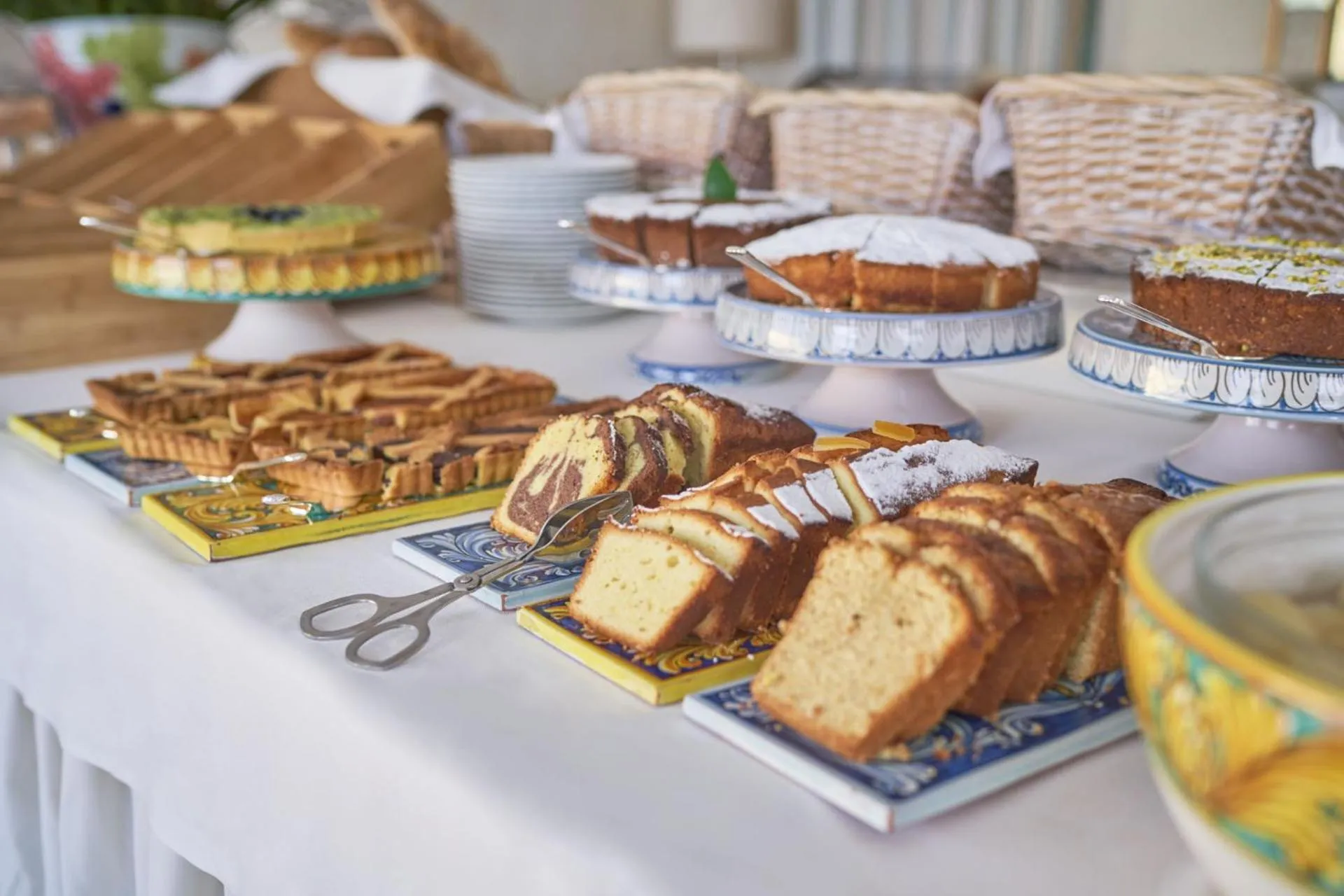 Une table garnie de pâtisseries et de viennoiseries.