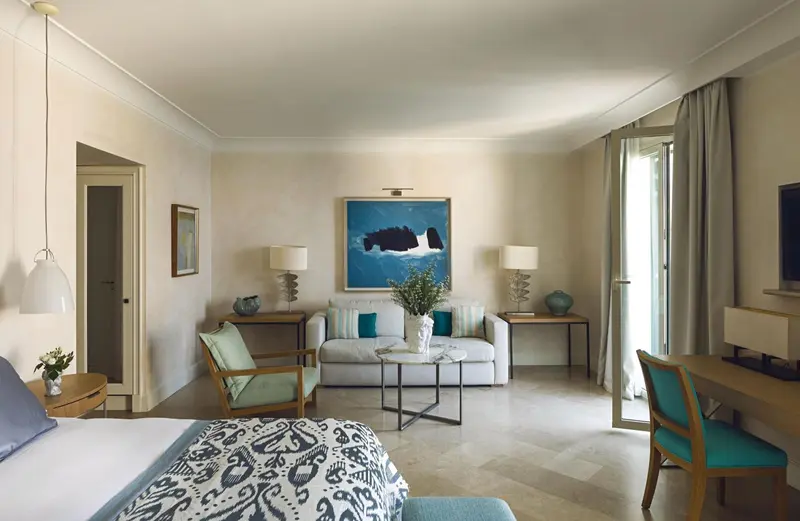 Espace de vie intérieur clair avec canapé et bureau.