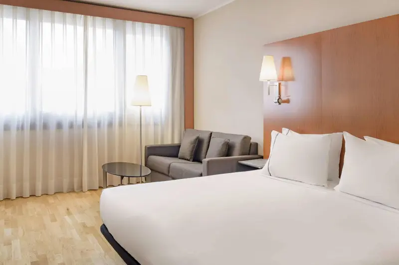Une chambre lumineuse avec un canapé et un lit.