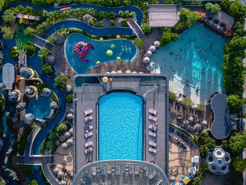 Vue aérienne d'un complexe aquatique avec plusieurs piscines et toboggans.