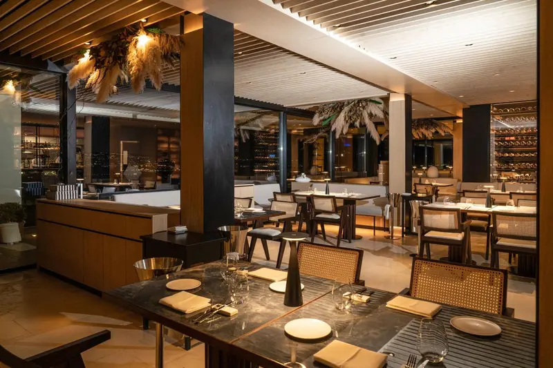 Une salle de restaurant élégante avec des tables dressées et une décoration soignée.