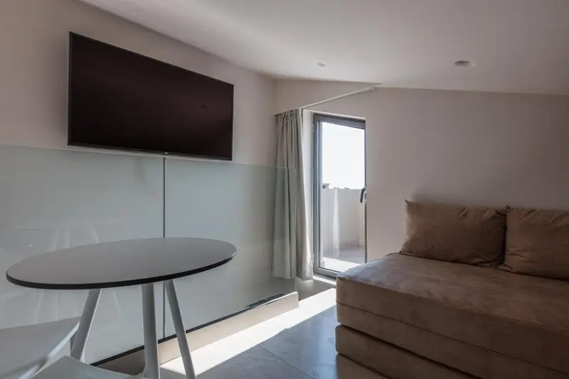 Une pièce lumineuse avec un canapé et une table basse.