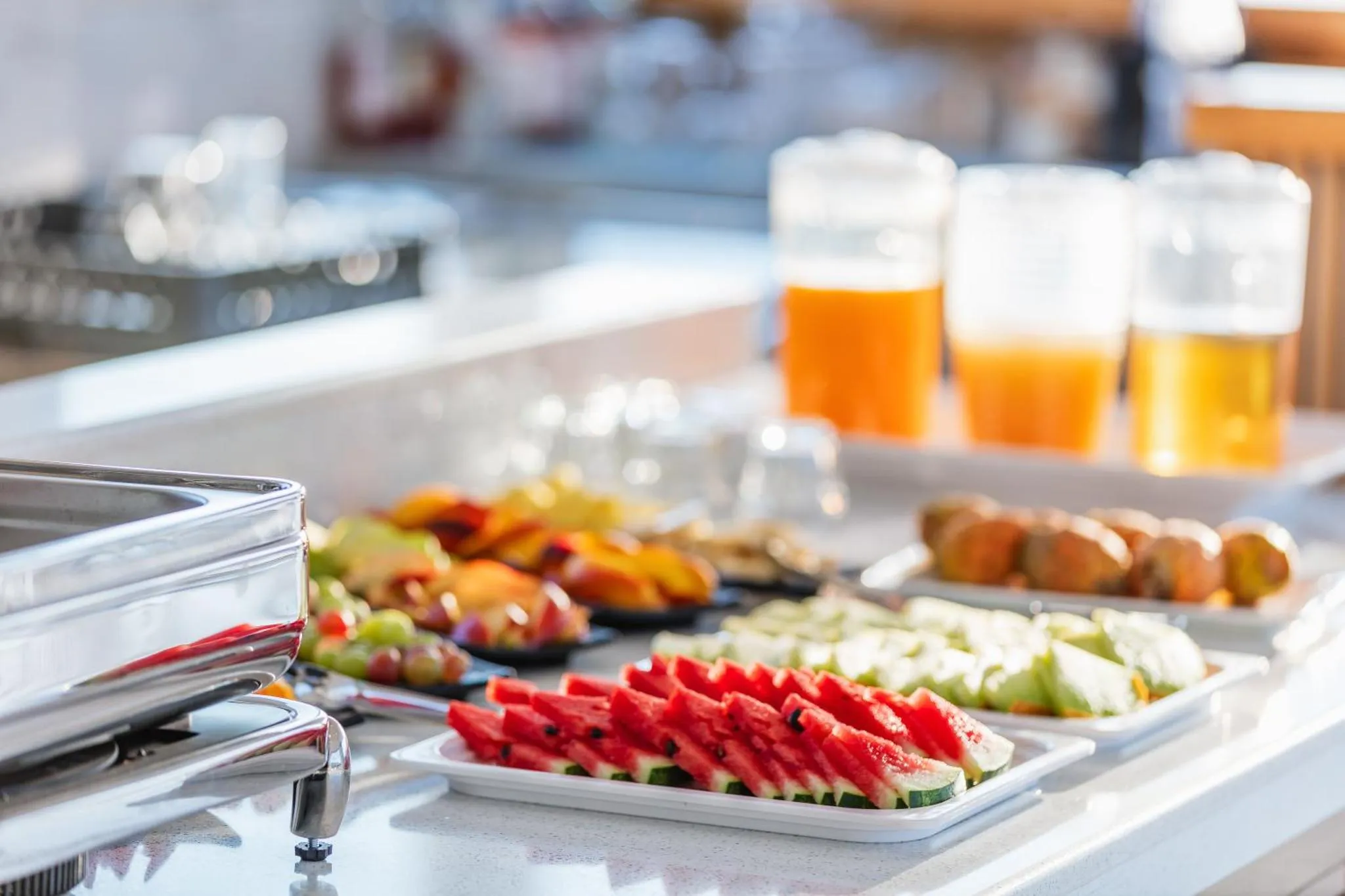 Un buffet propose des fruits frais et des pâtisseries.