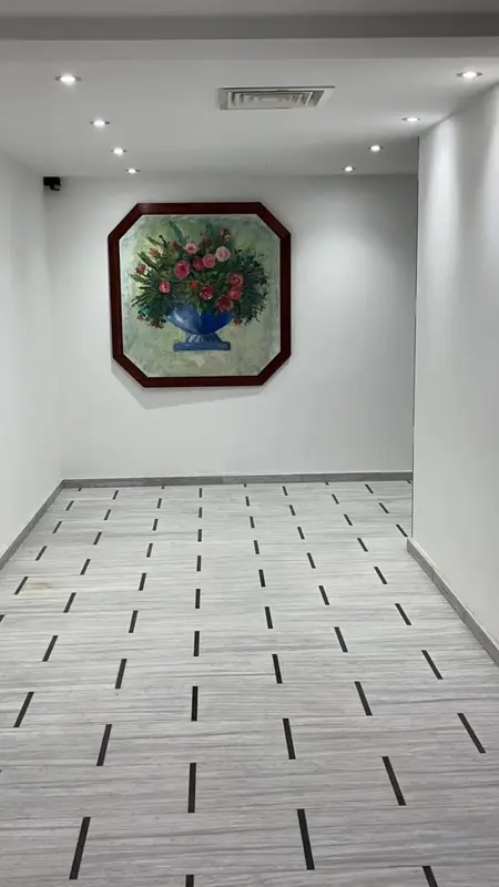 Un couloir intérieur mène à une œuvre d'art murale décorative.