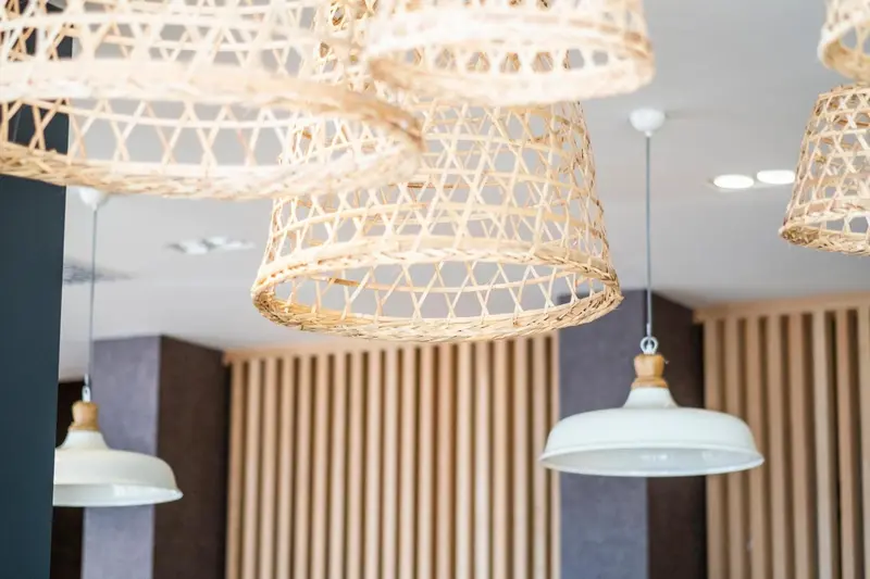 Suspensions en osier tressé illuminent un espace intérieur.