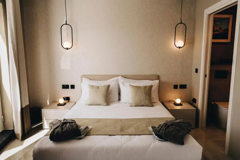Une chambre lumineuse avec un grand lit et une décoration sobre.