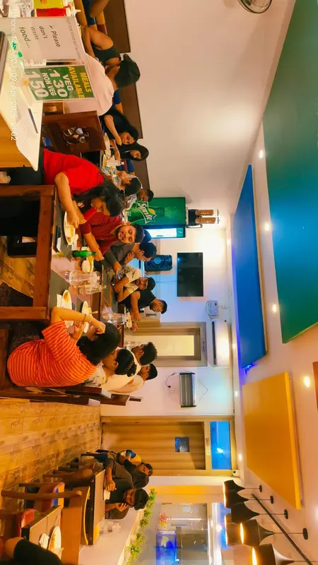 Une salle de restaurant animée avec des clients attablés.