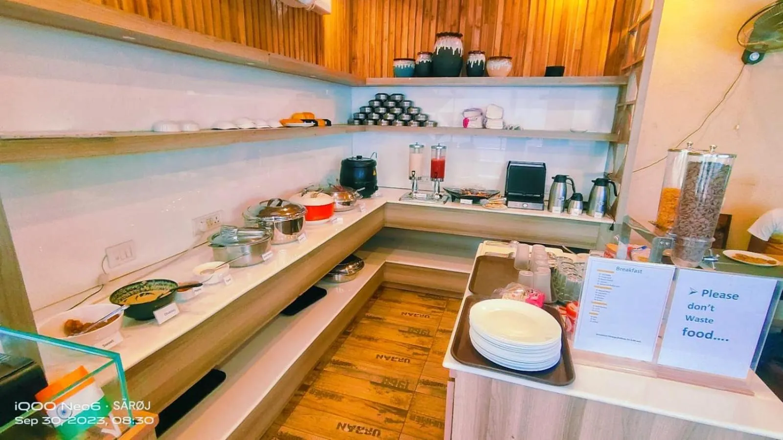 Un buffet propose une variété de plats et de boissons.