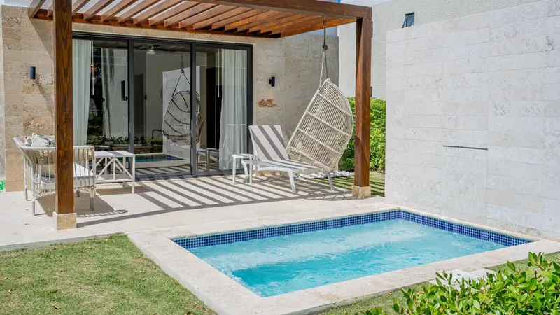 Terrasse avec salon de jardin et petite piscine privée.