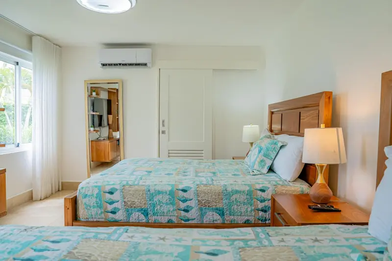 Une chambre lumineuse avec un grand lit et une décoration marine.