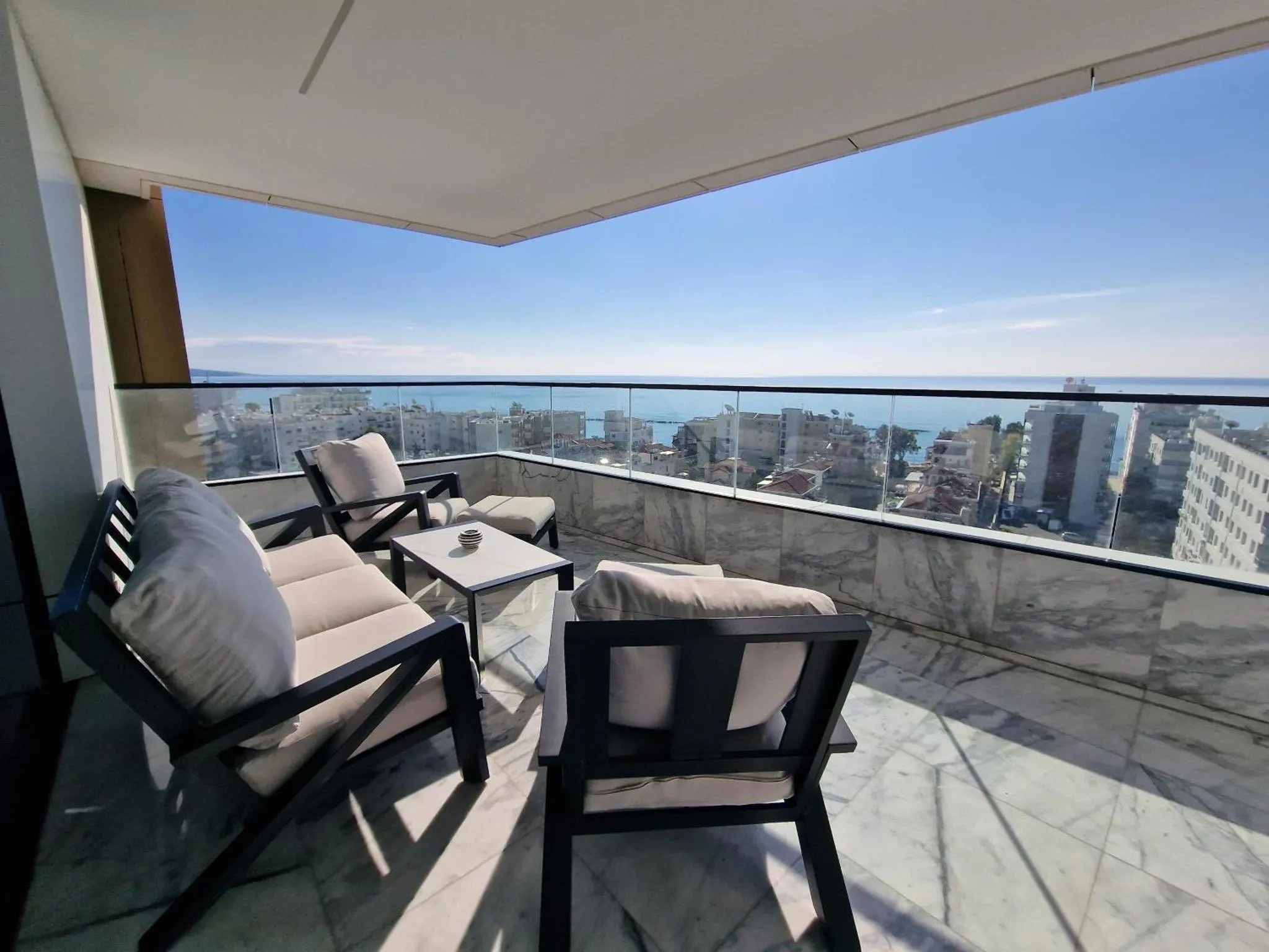 Terrasse aménagée avec salon et vue sur la mer.