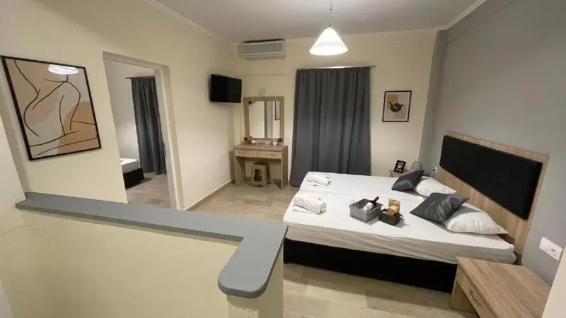 Une chambre lumineuse avec un grand lit et un espace détente.