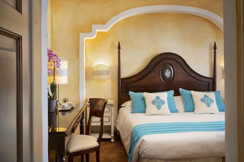 Une chambre à coucher avec un grand lit à baldaquin et une chaise.