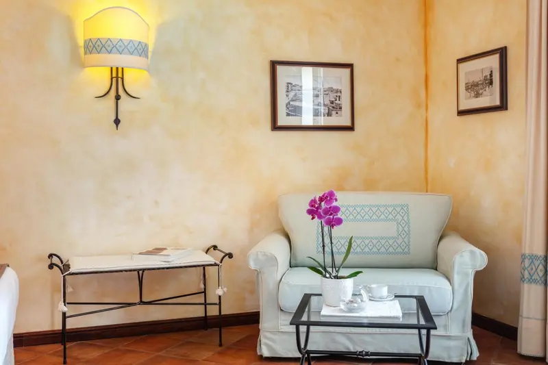 Un coin salon avec un fauteuil et une table basse.