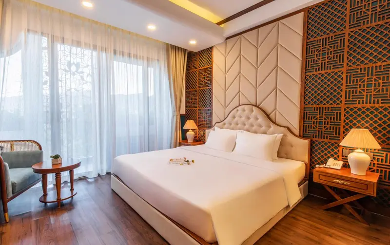 Une chambre lumineuse avec un grand lit et une décoration soignée.