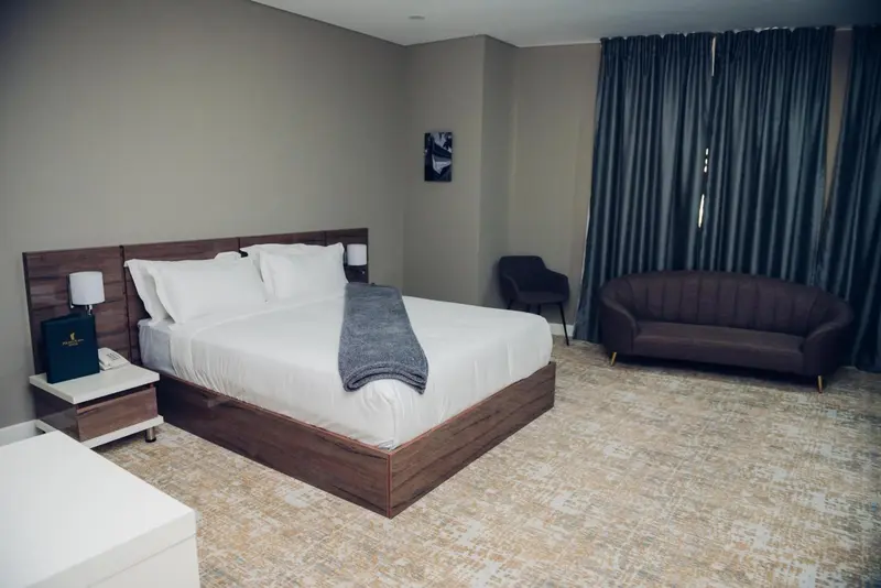 Une chambre avec un grand lit et un canapé.