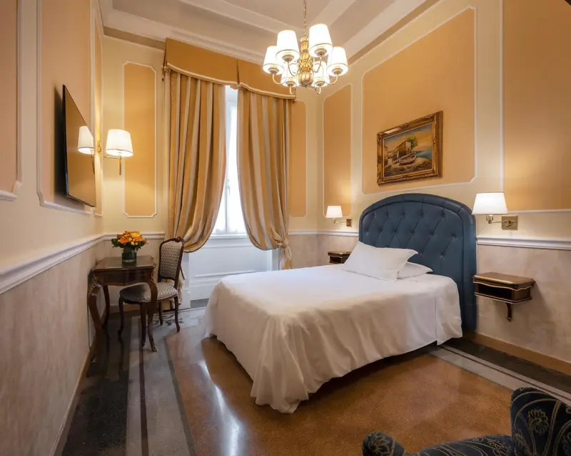 Une chambre lumineuse avec un grand lit et des rideaux décoratifs.