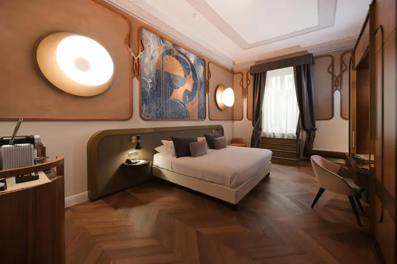 Une chambre à coucher lumineuse avec un grand lit et une décoration murale.
