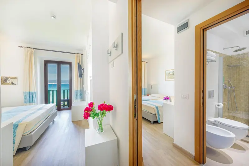 Une chambre lumineuse avec un lit et un accès à une salle de bain.