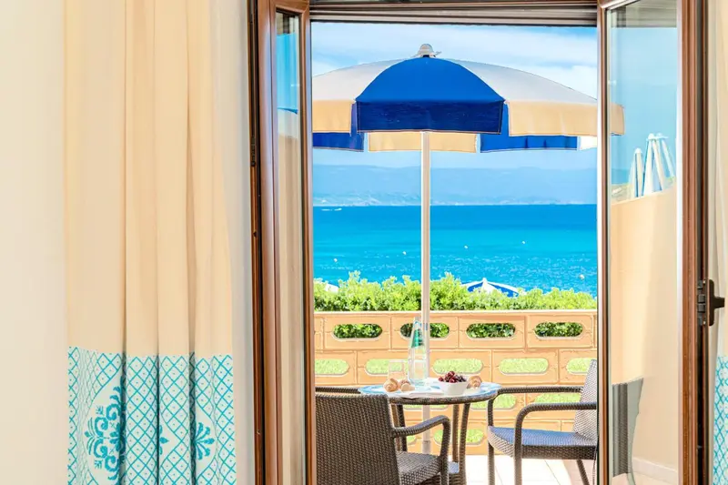 Une terrasse ensoleillée offre une vue dégagée sur la mer.
