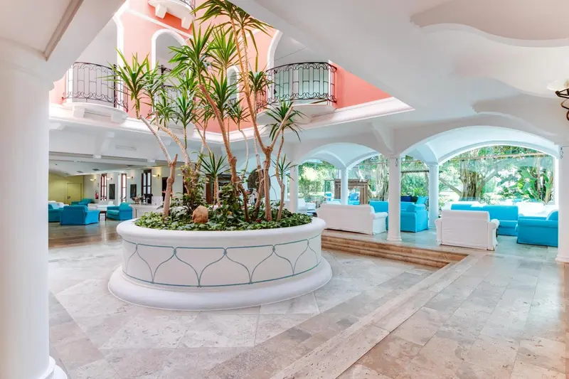 Vaste hall d'entrée avec un jardin intérieur et des espaces de détente.
