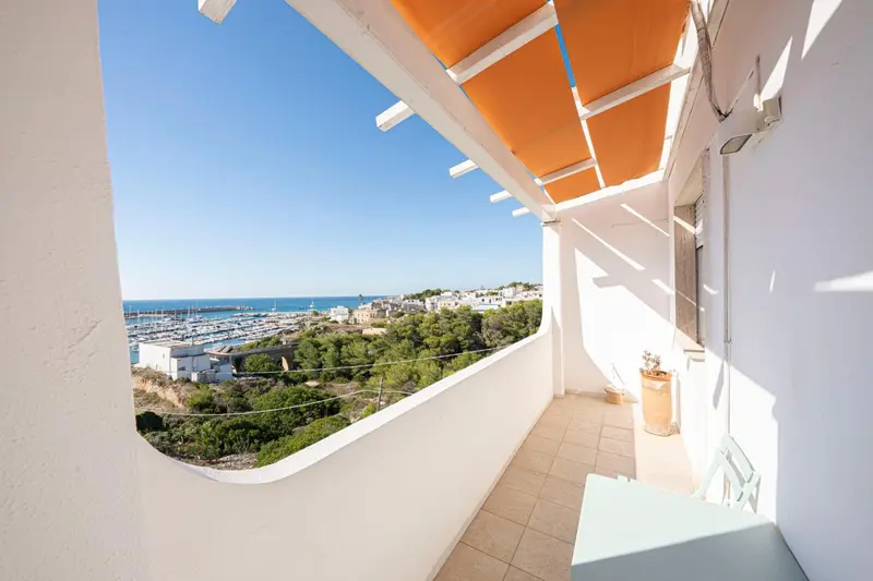 Balcon avec vue sur la mer et la côte.