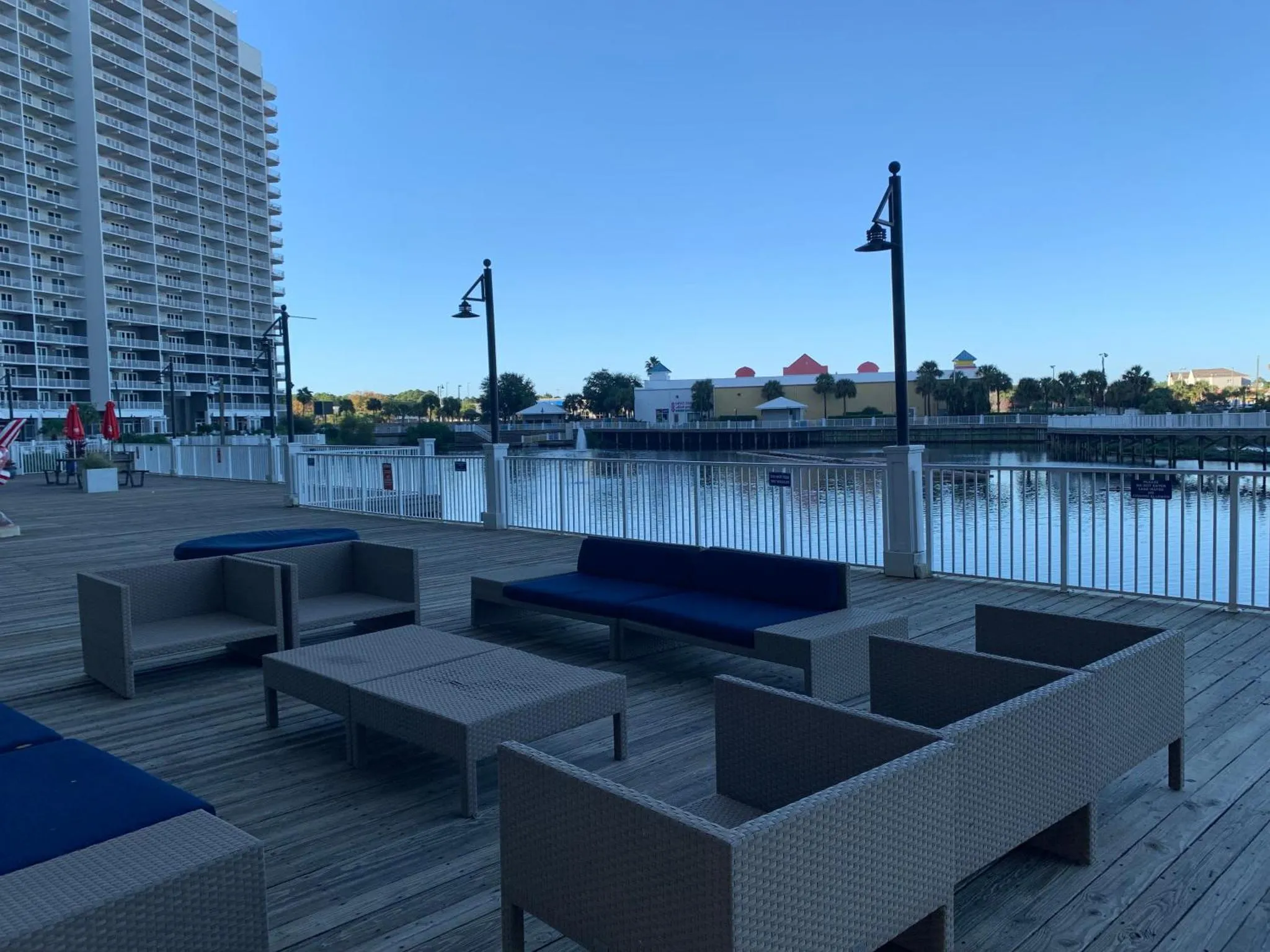 Espace de détente extérieur avec mobilier de jardin et vue sur un canal.
