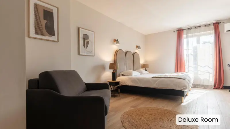Une chambre lumineuse avec un canapé et un grand lit.