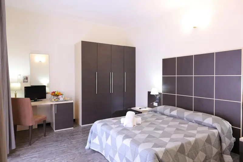 Une chambre moderne avec un grand lit et un bureau.