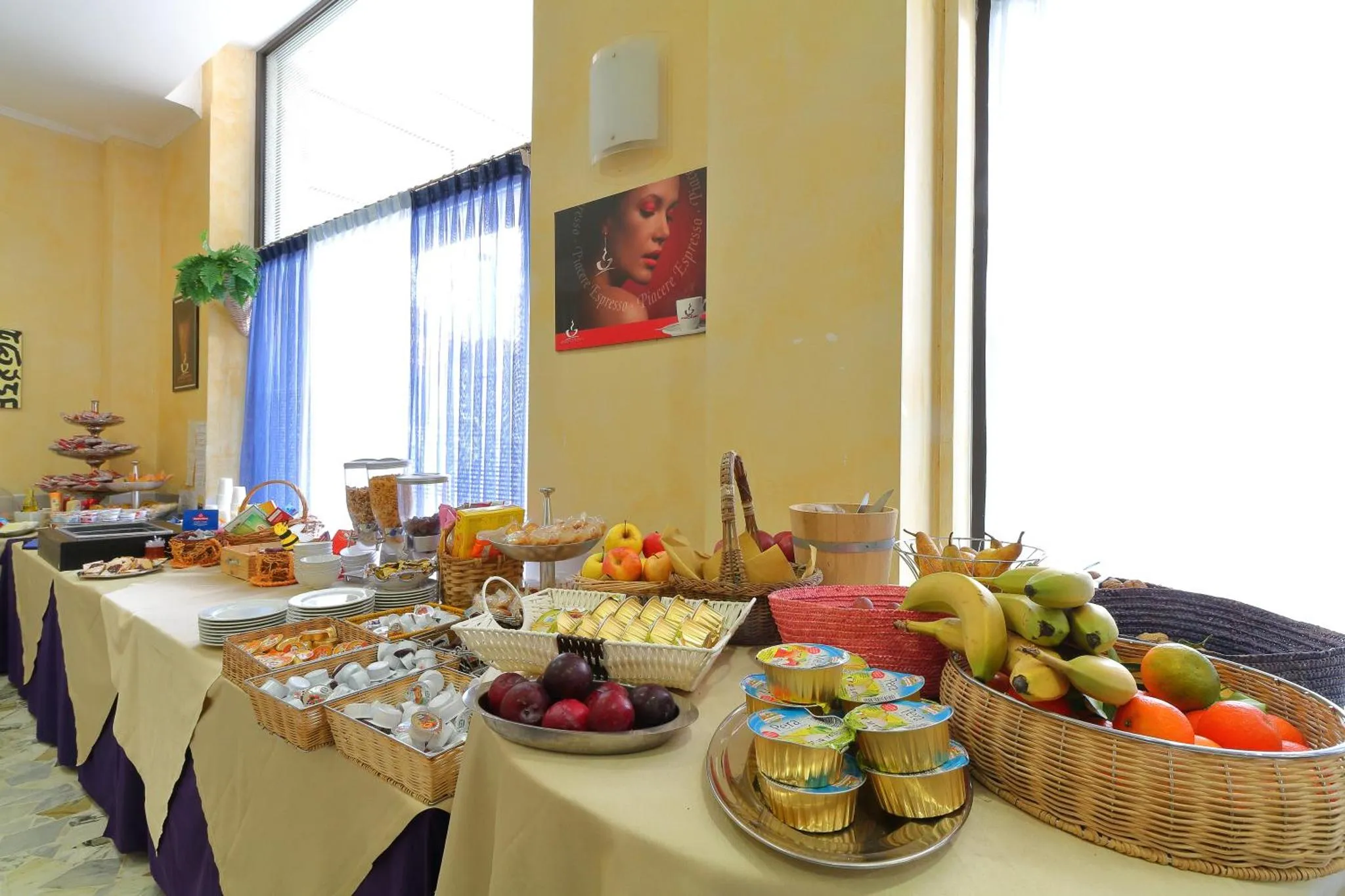 Un buffet propose une variété de pâtisseries, de fruits et de yaourts.